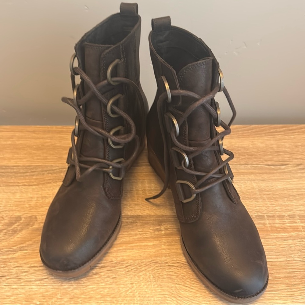 Sorel Cate Lace up boot NIB